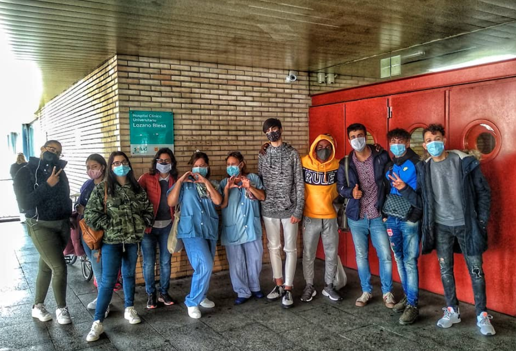 Los jóvenes de PCI Confección haciendo entrega de los organizadores en el Hospital Clínico Lozano Blesa de Zaragoza