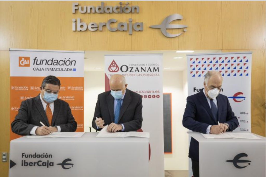 Juan Álvarez, presidente de la Fundación Caja Inmaculada; Fernando Galdámez, presidente de la Fundación Federico Ozanam, y José Luis Rodrigo Escrig, director general de la Fundación Ibercaja, durante la firma del convenio.