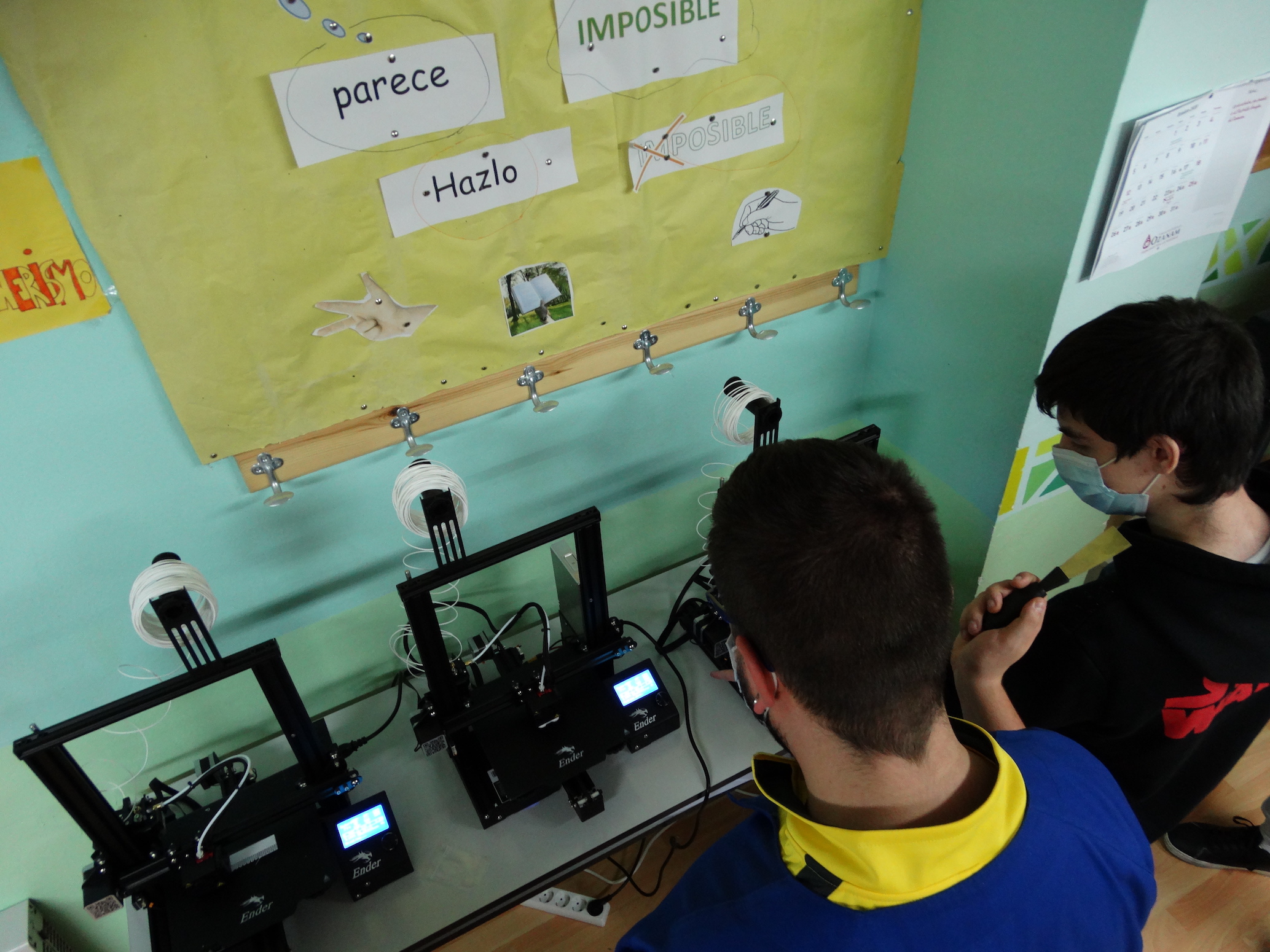 Jóvenes de la Escuela Segunda Oportunidad en el Aula Maker